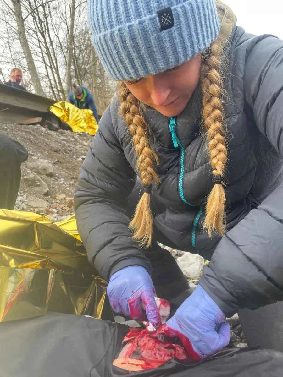Teilnehmende beim Stillen einer kritischen Blutung mittels wound packing bei unserem Outdoor Erste Hilfe Kurs