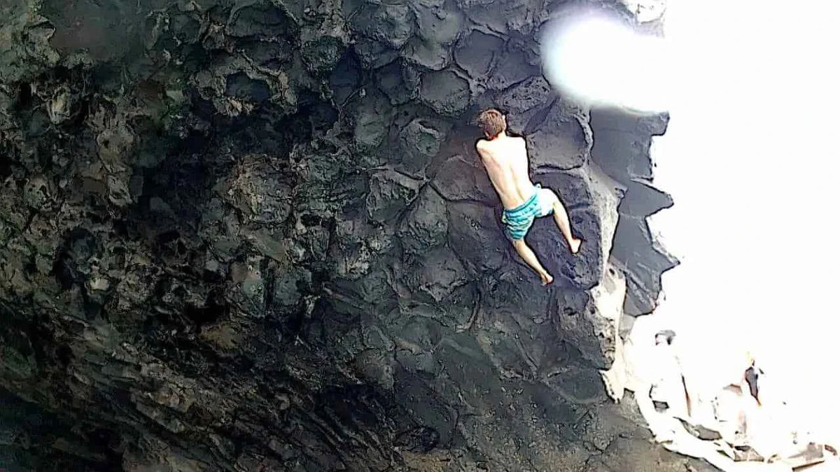 Merten beim Klippenklettern in Kroatien