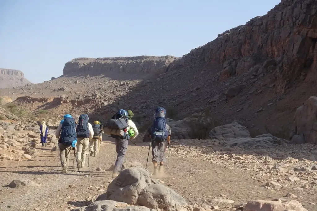 Tal zwischen Tafelbergen auf einer Wandermut Tour in der Sahara.